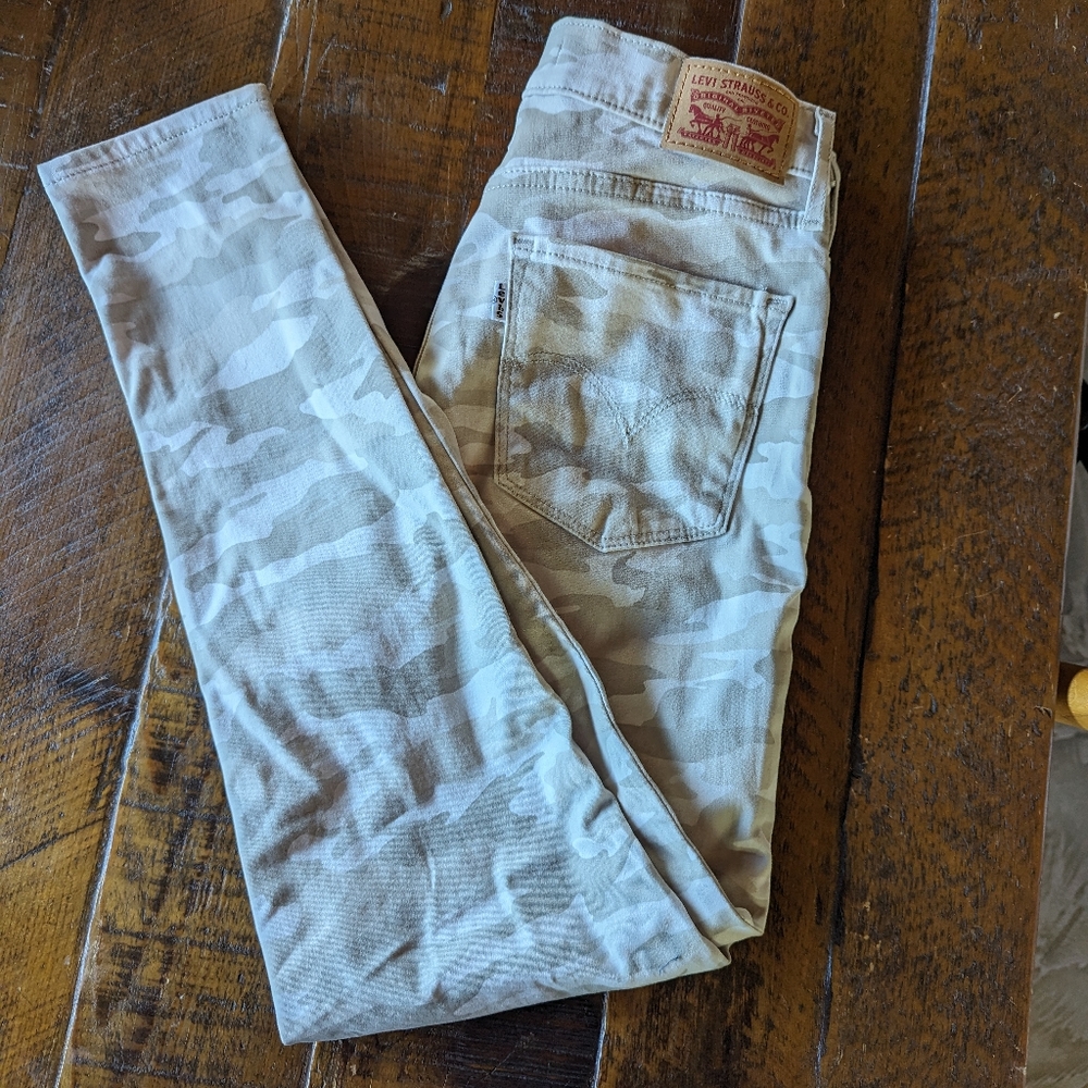 Levi's 721 Super Skinny camo cropped pants NWOT